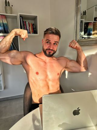 Něco pro Vás tvořím…. Brzo to bude hotové💪 #nedele #worktime #body #muscle #fitnessmodel