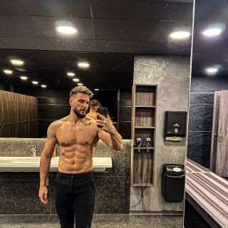 Pomalu ale jistě se to seká. Mini cut v plném proudu. #gym #fitness #fitnessmodel #model #czechboy #minicut #fitko